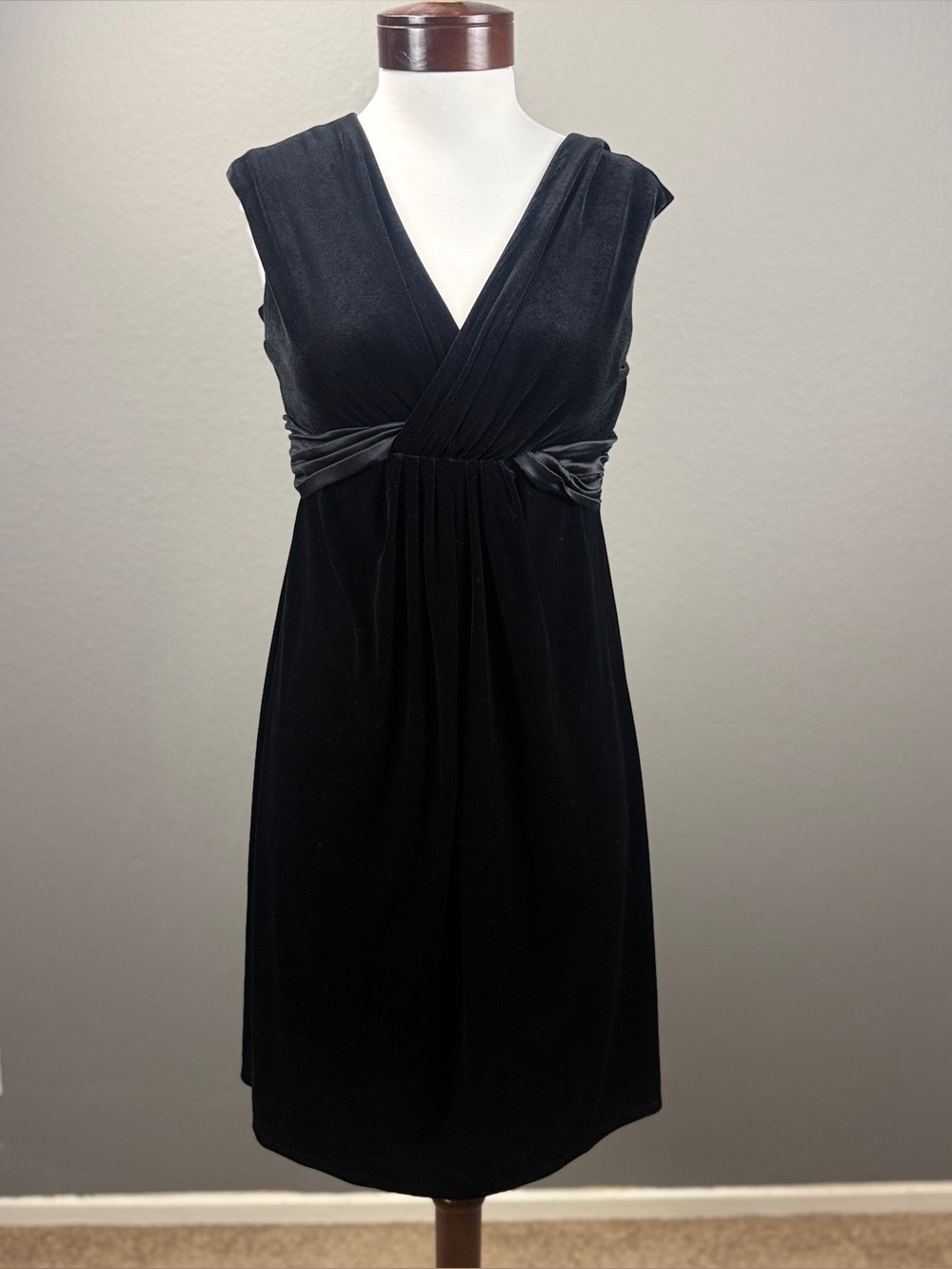 Jones New York Black Velvet Empire Waist Satin Band V-neck Dress Sz 6 Evening